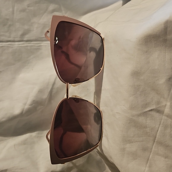 Stylish Pink and Black Sunglasses for a Bold Look - Picture 16 of 16